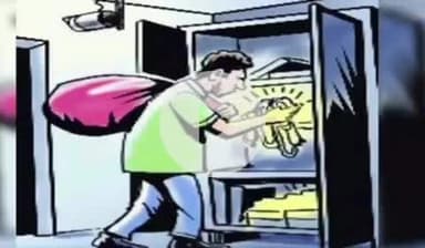 நீடாமங்கலம்: ராயல் சிட்டி நகரில் வீட்டை பூட்டாமல் பக்கத்து வீட்டிற்கு பூ வாங்க சென்ற நேரத்தில் 7 3/4 பவுன் தங்க நகை திருட்டு போலீசார் விசாரணை