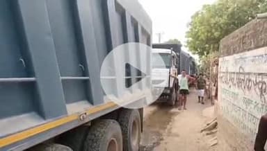 फतेहपुर: असोथर के मुराइन मोहल्ले में मोरंग लदे ट्रक की कमानी टूटने से असोथर-सैबसी मार्ग 10 घंटे तक रहा जाम, राहगीर रहे परेशान