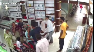 হরিহরপাড়া: হরিহরপাড়ায় ফার্নিচারের দোকানে ক্রেতাদের মধ্যে বচসা, মহিলাকে মারধর ভাইরাল ভিডিও