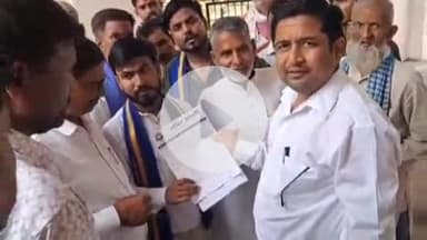 बीसलपुर: ईदगाह चौराहे पर राष्ट्रीय ध्वज लगवाने की मांग को लेकर भीम आर्मी के कार्यकर्ताओं ने एसडीएम को कलेक्ट्रेट में दिया ज्ञापन