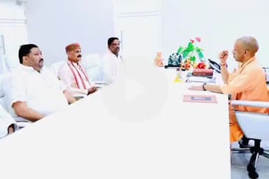 बलरामपुर: झारखंडी रेलवे क्रॉसिंग पर ओवर ब्रिज निर्माण को लेकर नगर पालिका अध्यक्ष धीरेंद्र प्रताप सिंह ने मुख्यमंत्री से की मुलाकात