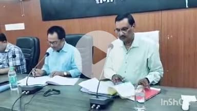 गोपालगंज: गोपालगंज डीएम ने कलेक्ट्रेट सभा कक्ष में जिले के विभिन्न योजनाओं के पदाधिकारी के साथ किया बैठक