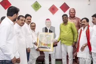 औरैया: विधायक प्रदीप यादव,सपा नेता अनुज यादव के सहयोग से पूर्व सीएम अखिलेश की मौजूदगी में शामिल हुए पूर्व अध्यक्ष अरविंद पोरवाल