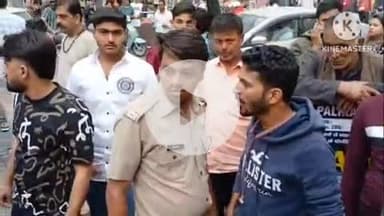 देहरादून: पीआरडी जवान द्वारा स्थानीय युवक को थप्पड़ मारने के विरोध में मसूरी माल रोड पर स्थानीय लोगों ने किया हंगामा
