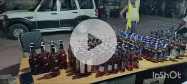 घोसी: परावान गांव से घोसी पुलिस ने 128 बोतल अंग्रेजी शराब बरामद की, दो धंधेबाज गिरफ्तार