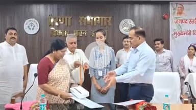 इटावा: विकास भवन प्रेरणा सभागार में जनपद स्तरीय मेधावी छात्र-छात्रा सम्मान समारोह में 10 छात्रों को किया गया सम्मानित