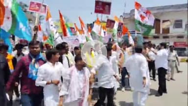 बक्सर: बिहार में बढ़ते अपराध के विरोध में युवा कांग्रेस का बक्सर में प्रदर्शन, डीएम ऑफिस के घेराव से पहले गिरफ्तारी