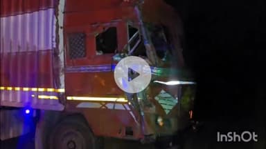 केशकाल: NH-30 पर मुरवेंड में दो ट्रकों के बीच आमने-सामने हुई भिड़ंत, एक ट्रक पेड़ में जा घुसी, चालक पेड़ और ट्रक के बीच फंसा