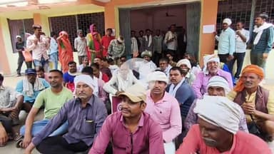 बीना: मूंग खरीदी की मांग को लेकर बीना तहसील परिसर में किसानों ने किया प्रदर्शन, नायब तहसीलदार को दिया ज्ञापन