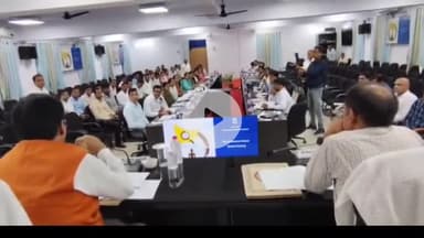 मोतिहारी: समाहरणालय स्थित डॉ राजेंद्र प्रसाद सभागार में मंत्री संजय सरावगी ने राजस्व एवं भूमि सुधार विभाग के साथ की समीक्षा बैठक