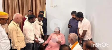 बलिया: रेपुरा की जर्जर सड़क को लेकर ग्रामीणों ने मंत्री दयाशंकर सिंह से मुलाकात की, सौंपा ज्ञापन