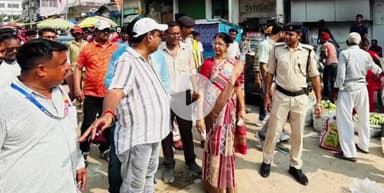 कटिहार: न्यू मार्केट स्थित सब्जी बाजार पहुंची महापौर, फुटकर दुकानदारों से मिलकर उनकी समस्याओं से हुईं अवगत