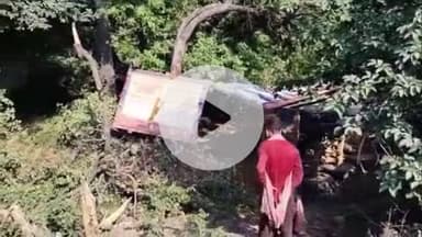 झाझा: केशोपुर स्थित नागी पुल के नीचे बालू लदा हाइवा गिरा, चालक और खलासी सुरक्षित