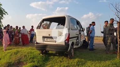 लोहरदगा: लोहरदगा-किस्को मुख्य सड़क पर मारुति कार फिल्मी अंदाज में पलटी, चालक घायल