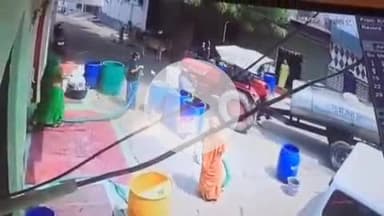 झांसी: कोतवाली थाना क्षेत्र में युवक ने पानी के टैंकर पर फावड़े से किया हमला, चालक के साथ की मारपीट, वीडियो हुआ वायरल