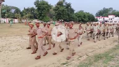 इटावा: सदर क्षेत्र अंतर्गत रिजर्व पुलिस लाइन में शुक्रवार को एसएसपी द्वारा ली गई परेड की सलामी