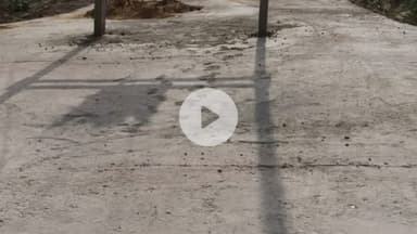 सीकरी: सीकरी में पीडब्ल्यूडी ने विद्युत पोलों के बीच में बनाई सड़क, अब हादसों का खतरा मंडरा रहा है