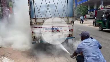 गुमला: पालकोट रोड पर पेट्रोल पंप के पास ट्रांसफार्मर लोड पिकअप में लगी आग