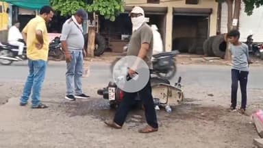 बासोदा: बासौदा के बरेठ रोड पर अज्ञात कारणों से सड़क पर खड़ी स्कूटी में लगी आग