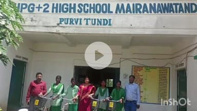 पूर्वी टुंडी: अपग्रेड प्लस टू हाईस्कूल मैरानवाटांड में मुखिया खमा मोदक ने छात्र-छात्राओं को साइकिलें वितरित कीं