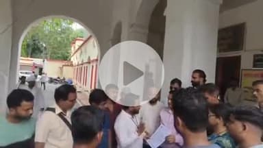 पीलीभीत: कलेक्ट्रेट पहुंचे हिंदू महासभा के कार्यकर्ताओं ने गौरीशंकर मंदिर रोड और ब्रह्मचारी घाट पर हेरा-फेरी का आरोप लगाया