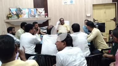 शाहजहांपुर: बिजली कटौती से जनता हुई परेशान, पार्षदों ने बिजली विभाग के अधिकारियों से की मुलाकात