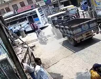 श्योपुर: बस संचालकों ने बाइक सवार दो युवकों से की मारपीट, सीसीटीवी में कैद हुई घटना