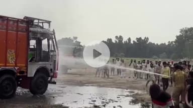 शाहजहांपुर: मिश्रीपुर ढाबे के पास खड़े ट्रक में लगी आग, फायर ब्रिगेड ने पाया काबू