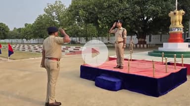 बरहज: रिजर्व पुलिस लाइन में साप्ताहिक परेड का निरीक्षण कर एसपी देवरिया ने अनुशासन व उपकरण रख-रखाव के दिए निर्देश