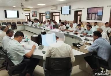 जालौर: कलेक्ट्रेट सभागार में जिला कलेक्टर ने राजस्व अधिकारियों की ली बैठक, दिए आवश्यक निर्देश