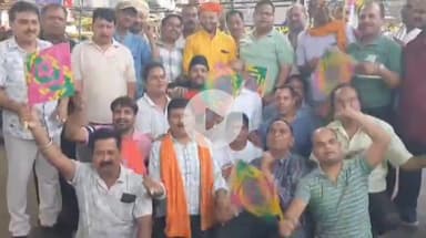 झांसी: झांसी में हो रही अघोषित विद्युत कटौती का व्यापारियों ने हाथों में पंखा लेकर किया विरोध प्रदर्शन #jansamasya