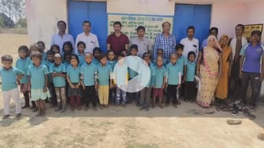 देवसर: देवसर के जन शिक्षा केंद्र गन्नई में बच्चों को टी-शर्ट वितरित किए गए