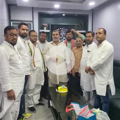 सहजनवा: समाजवादी पार्टी के वरिष्ठ नेता मेरे मित्र जियाउल इस्लाम साहब का जन्मदिन मनाते हुए साथीगण।