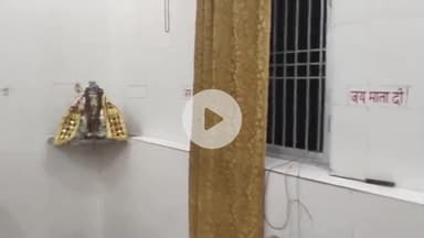 सुल्तानपुर: रामचंद्रपुर गांव में दुर्गा माता मंदिर पर शुक्रवार को 8:30 बजे आरती का कार्यक्रम संपन्न, लोगों ने चखा प्रसाद