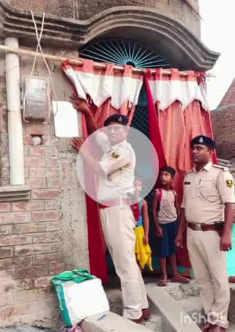 गोपालगंज: बरौली थाने की पुलिस ने मध निषेध मामले में फरार आरोपी के घर पर इश्तिहार चिपकाए