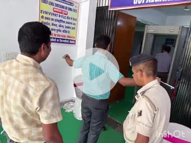 गोपालगंज: डीएम पवन कुमार सिन्हा ने ईवीएम वेयरहाउस का किया निरीक्षण, अन्य पदाधिकारी भी रहे मौजूद