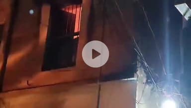 রঘুনাথগঞ্জ ১: রঘুনাথগঞ্জে ভয়াবহ অগ্নিকাণ্ড রঘুনাথগঞ্জ থানা সংলগ্ন একটি দোতলা বাড়িতে অগ্নিকাণ্ডের ঘটনায় ব্যাপক আতঙ্ক শুক্রবার রাত