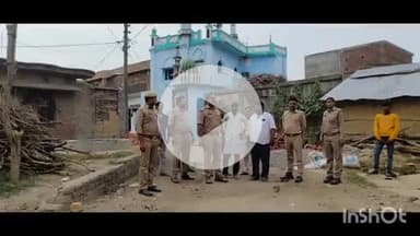 तुलसीपुर: थाना AHTU पुलिस टीम ने सुरक्षा के दृष्टिगत इंडो नेपाल बॉर्डर के वीरपुर सेमरी गांव में किया पैदल गश्त