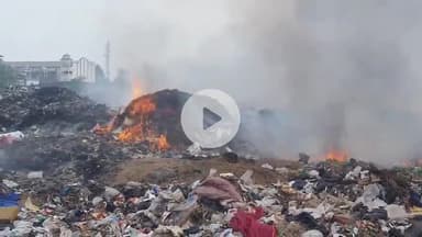 मिलक: बमनपुरी स्टेडियम के पास टचिंग ग्राउंड की जमीन पर कूड़े के ढेर में आग लगने से स्थानीय लोग बेहाल, अक्सर लगती है यहां आग