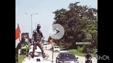 बरेली: देवरनिया थाना क्षेत्र के बरेली-नैनीताल हाइवे पर एंबुलेंस की छत पर खड़े होकर युवक का रील बनाते वीडियो हुआ वायरल