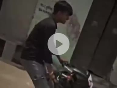 हसनपुर: हसनपुर के गांव काला शहीद में बाइक से खतरनाक स्टंट करते युवक का वीडियो हुआ वायरल