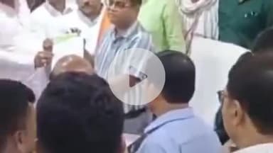 बांसगांव: बांसगांव के प्रधानों ने सीओ के खिलाफ विरोध किया, जाति पूछकर अपमानित करने का आरोप, डीएम-एसएसपी को सौंपा ज्ञापन