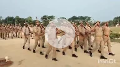 बलरामपुर: पुलिस अधीक्षक ने रिजर्व पुलिस लाइन में साप्ताहिक पुलिस परेड का किया निरीक्षण