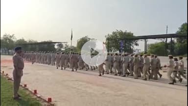 मंझनपुर: पुलिस लाइन में पुलिस अधीक्षक ने परेड की ली सलामी, संबंधित को दिए आवश्यक निर्देश