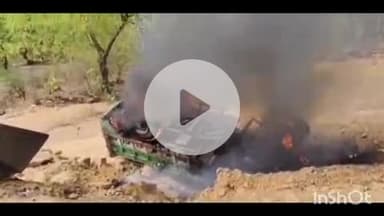 कराहल: कराहल में निर्माणाधीन पुलिया के पास पलटा ट्रैक्टर, आग लगने से जलकर खाक