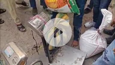 लाडपुरा: केशवपुरा वार्ड-64 में राशन डीलर द्वारा गेंहू कम तौलने पर उपभोक्ताओं ने किया हंगामा, की नारेबाजी