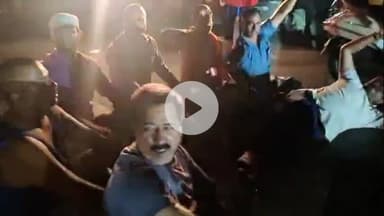 झांसी: गुरुनानक मार्केट के पास बिजली गुल होने पर बिलबिलाए लोगों ने चौक पर किया प्रदर्शन, सड़कों पर उतरे और लगाया जाम