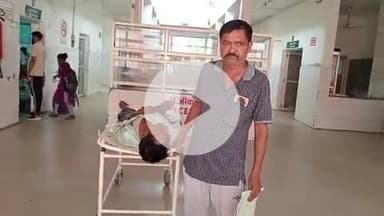 बदायूं: बदायूं के उझानी में सड़क हादसे में घायल युवक को बेहोशी की हालत में जिला अस्पताल में कराया गया भर्ती