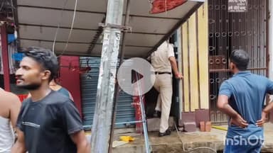 नवादा: नवादा के भीड़भाड़ इलाके विजय बाजार में शॉर्ट सर्किट से एक ज्वेलर्स की दुकान में लगी आग