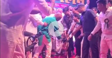 पटना ग्रामीण: श्री कृष्ण मेमोरियल हॉल में नेता प्रतिपक्ष तेजस्वी यादव बने चरवाहा, पाल समाज ने उन्हें भेंट की भेड़